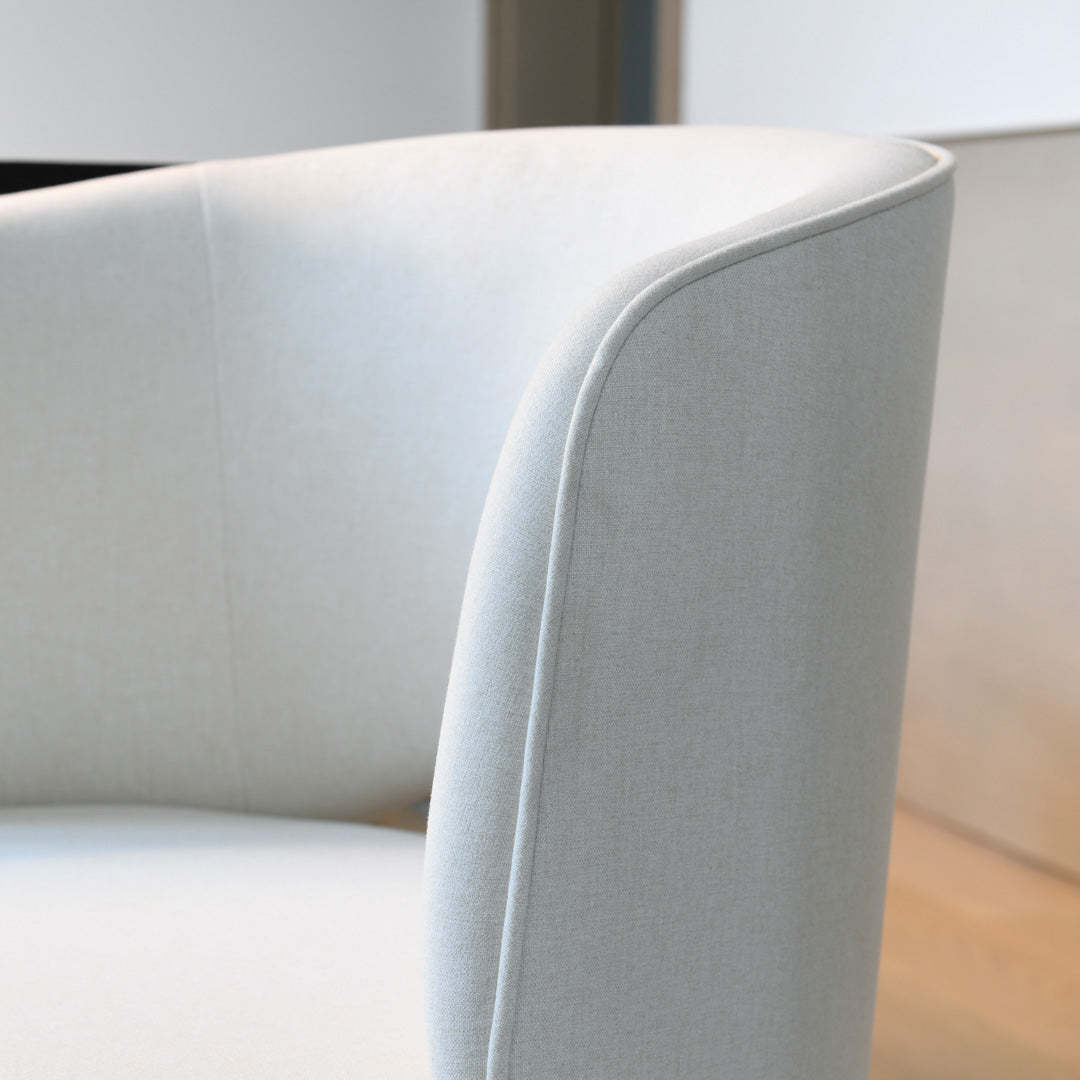 Chaise de salle à manger Mezzaluna avec dossier rembourré et piètement en métal