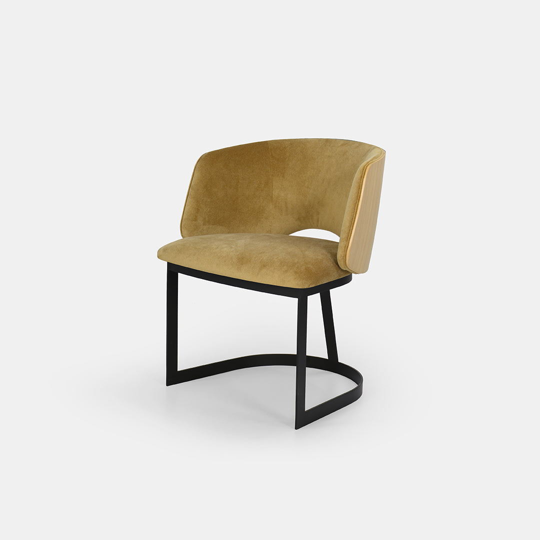 Chaise de salle à manger Mezzaluna avec dossier en placage et piètement en métal