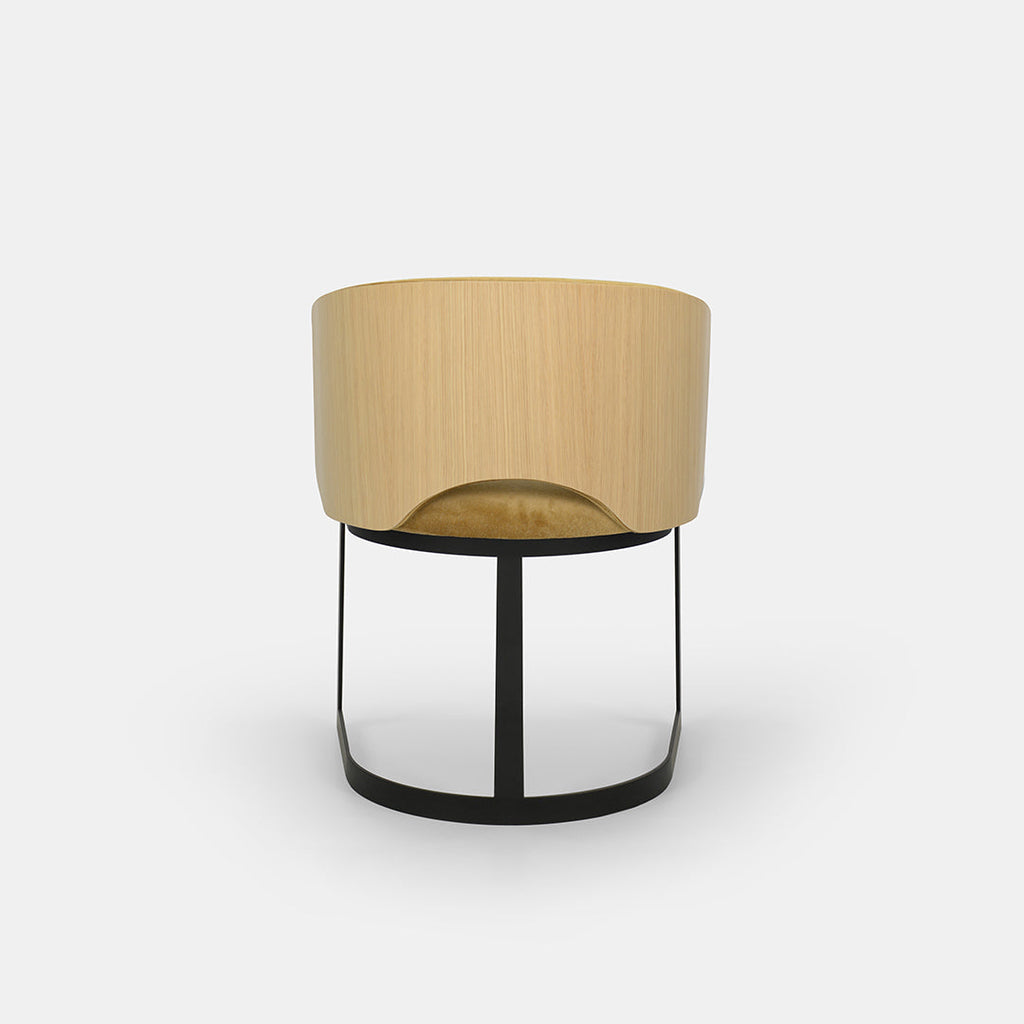 Chaise de salle à manger Mezzaluna avec dossier en placage et piètement en métal