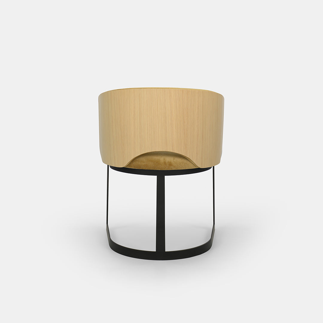 Chaise de salle à manger Mezzaluna avec dossier en placage et piètement en métal