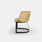 Chaise de salle à manger Mezzaluna avec dossier en placage et piètement en métal