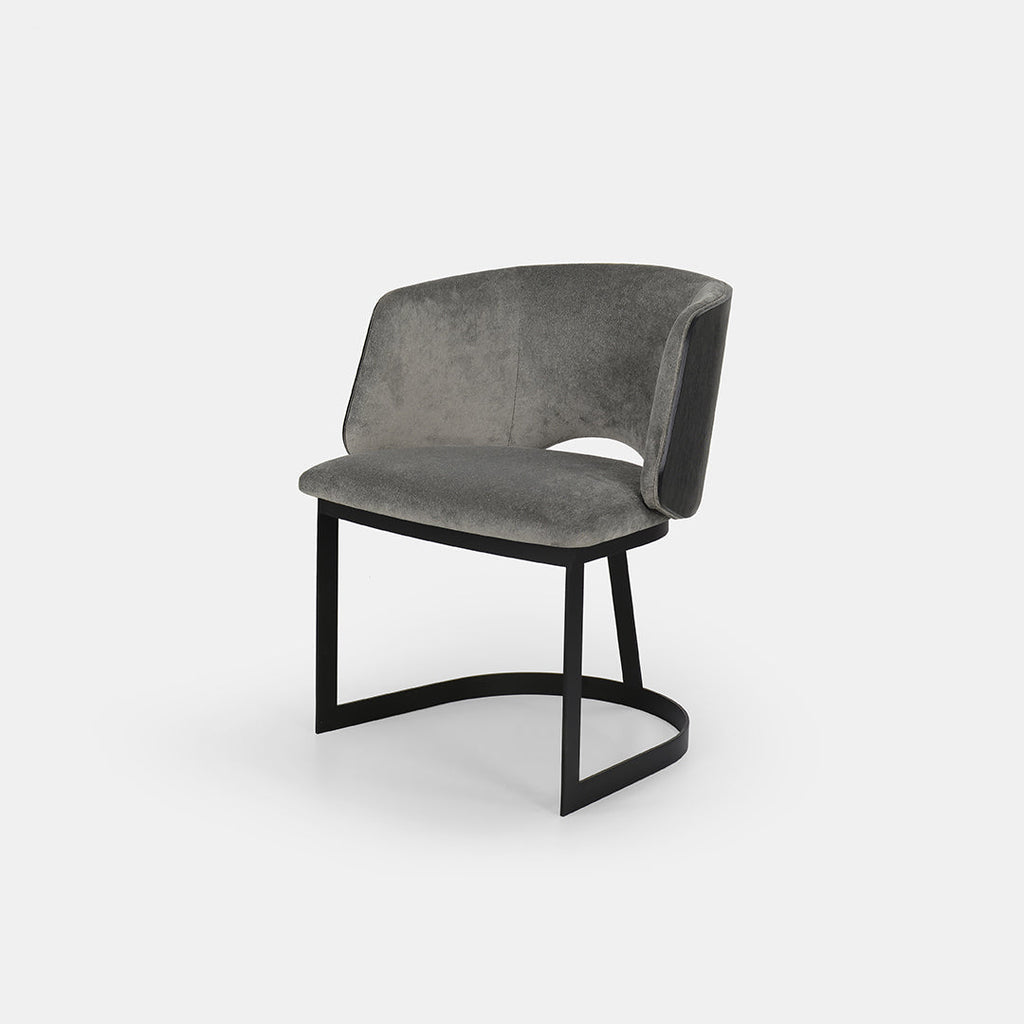 Chaise de salle à manger Mezzaluna avec dossier en placage et piètement en métal