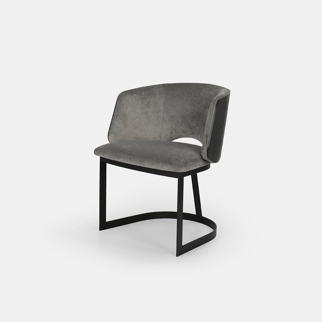 Chaise de salle à manger Mezzaluna avec dossier en placage et piètement en métal