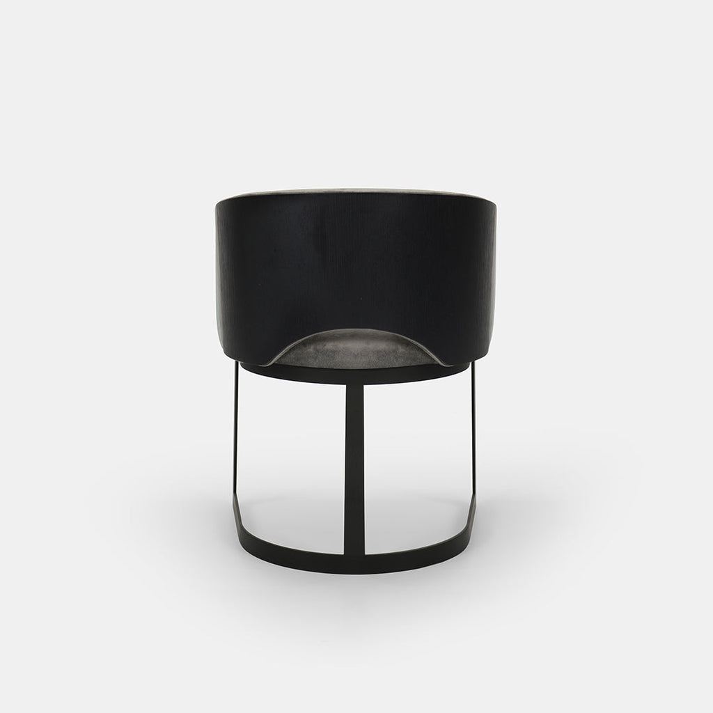 Chaise de salle à manger Mezzaluna avec dossier en placage et piètement en métal