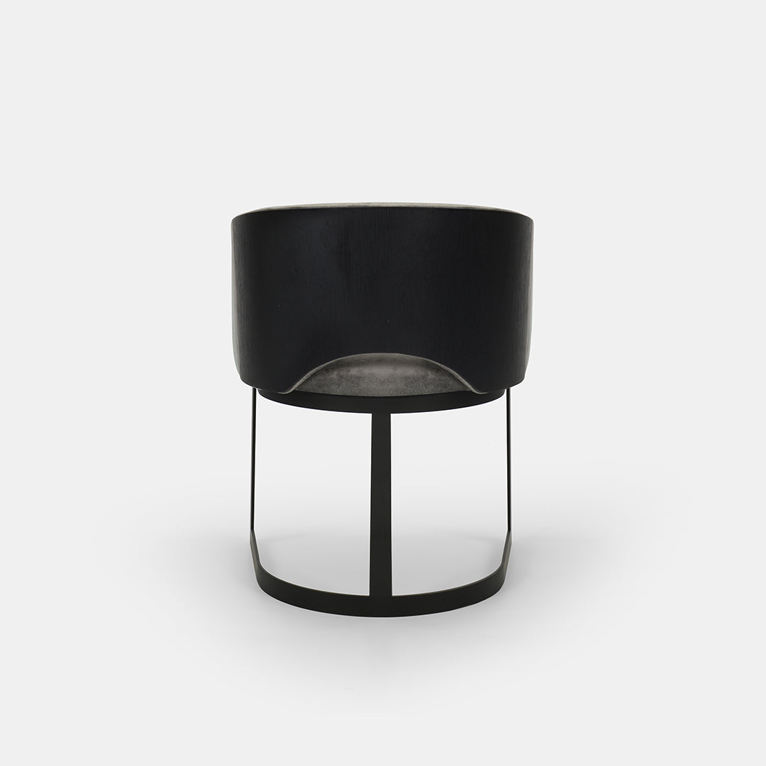 Chaise de salle à manger Mezzaluna avec dossier en placage et piètement en métal