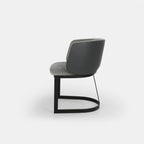 Chaise de salle à manger Mezzaluna avec dossier en placage et piètement en métal