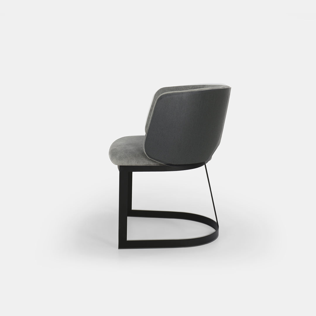 Chaise de salle à manger Mezzaluna avec dossier en placage et piètement en métal